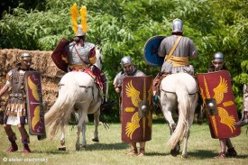Legionäre in flavischer Zeit in Interaktion mit der römischen Kavallerie