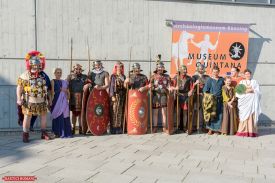 Gruppenbild von Legionären, römischen Damen und Offizieren vor dem archäologischen Museum Quintana in Künzing