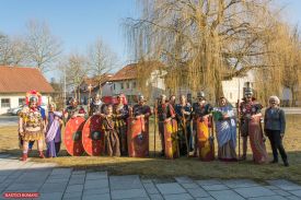 Foto von Legionären, römischen Damen und Offizieren vor dem archäologischen Museum Quintana in Künzing