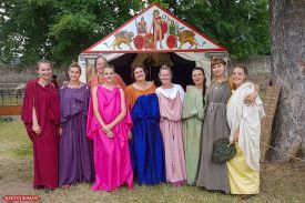 römische Damen vor Fahnenheiligtum