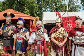römische Offiziere bei einer Modenschau auf dem Römerfest Kempten
