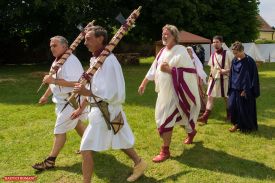 Praetor mit Lictoren, gefolgt von Tribun mit römischen Damen