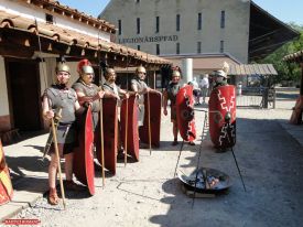Legionäre zur Zeit Caesars in römischer Lagergasse vor Contubernium des Legionärspfades Vindonissa